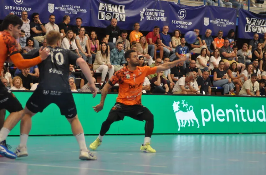  El Bathco BM Torrelavega logra su primera victoria en Benidorm y se acerca a la segunda plaza de la Liga Plenitude