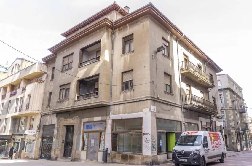  La Comisión de Urbanismo informa favorablemente el derribo de un edificio en la calle Ave María para la construcción de nuevas viviendas