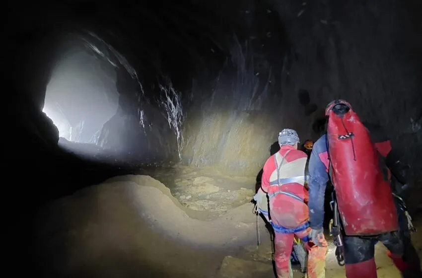 Finaliza con éxito el rescate del espeleólogo accidentado en la cueva Tonio-Cañuela en Arredondo
