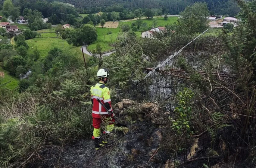 Bomberos de Valdáliga intervienen en un incendio en el barrio Bustillo de Roiz