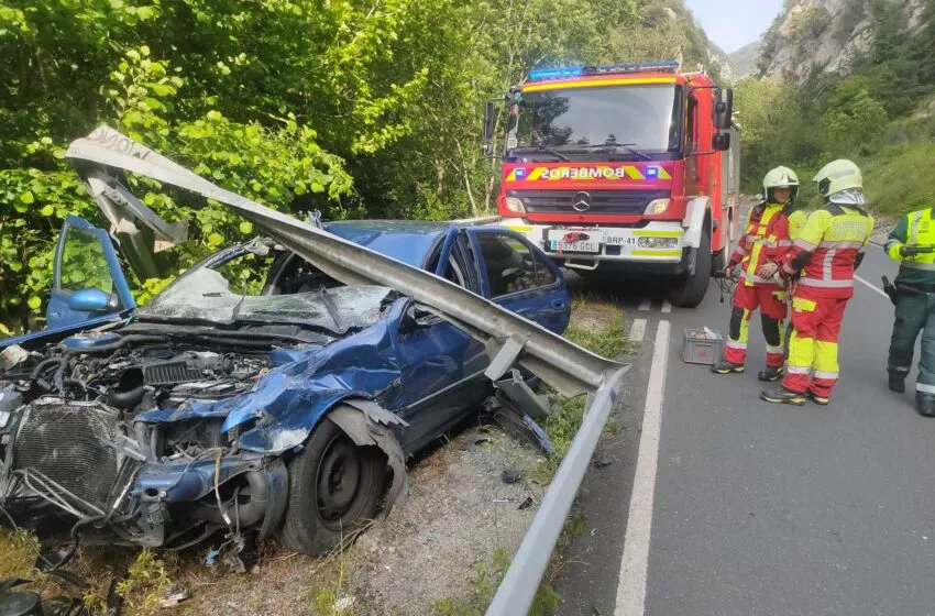  Salida de vía en el desfiladero de La Hermida con tres ocupantes, entre ellos un menor