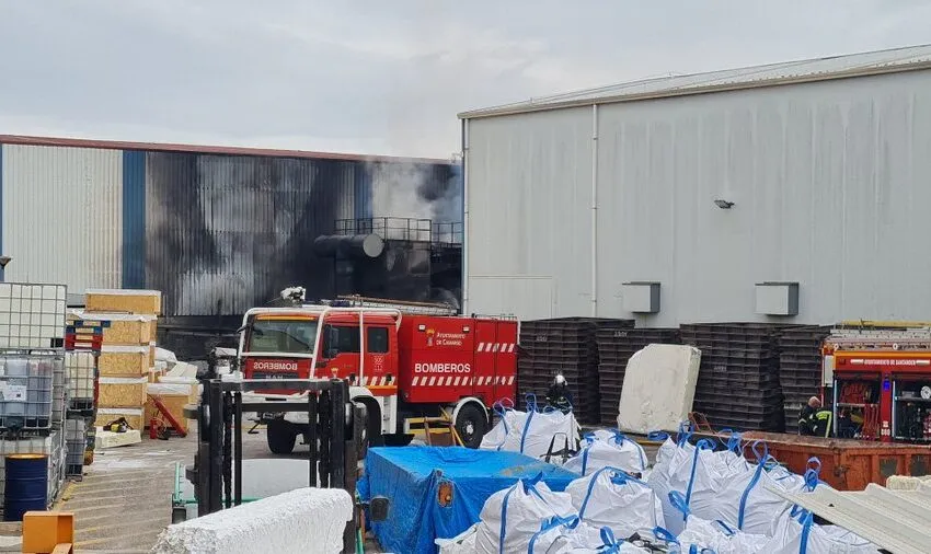 Controlado el incendio en una fundición del polígono Ría del Carmen en Maliaño