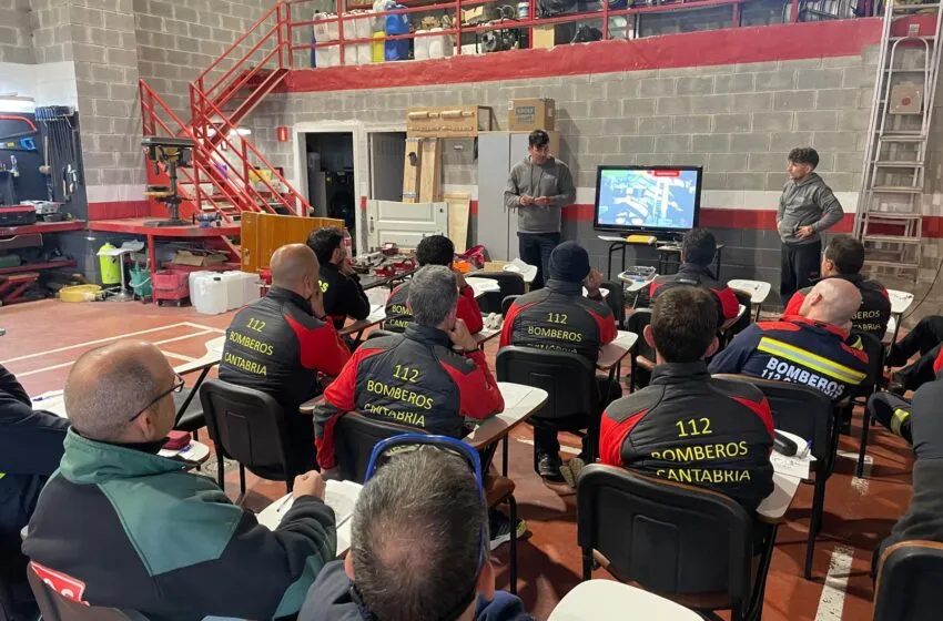 Los bomberos de Cantabria se forman en cerrajería para mejorar las intervenciones de emergencia