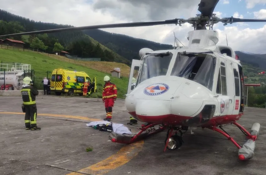 El helicóptero del 112 traslada a un varón herido en un accidente de moto en Potes hasta el Hospital Universitario Marqués de Valdecilla