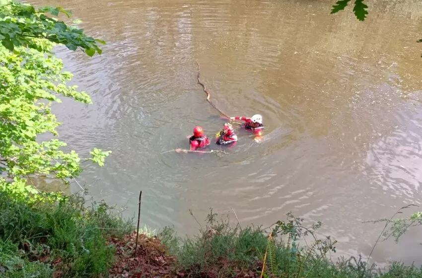 Efectivos de emergencias buscan a un pescador caído al embalse de Palombera