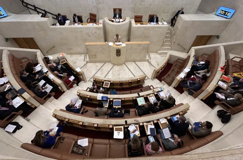 El Parlamento de Cantabria reclama más plazas en Bachillerato de Artes y un informe anual sobre siniestralidad laboral