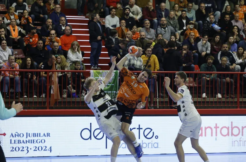 El timón del Bathco BM Torrelavega seguirá en manos de su capitán Borja Lombilla