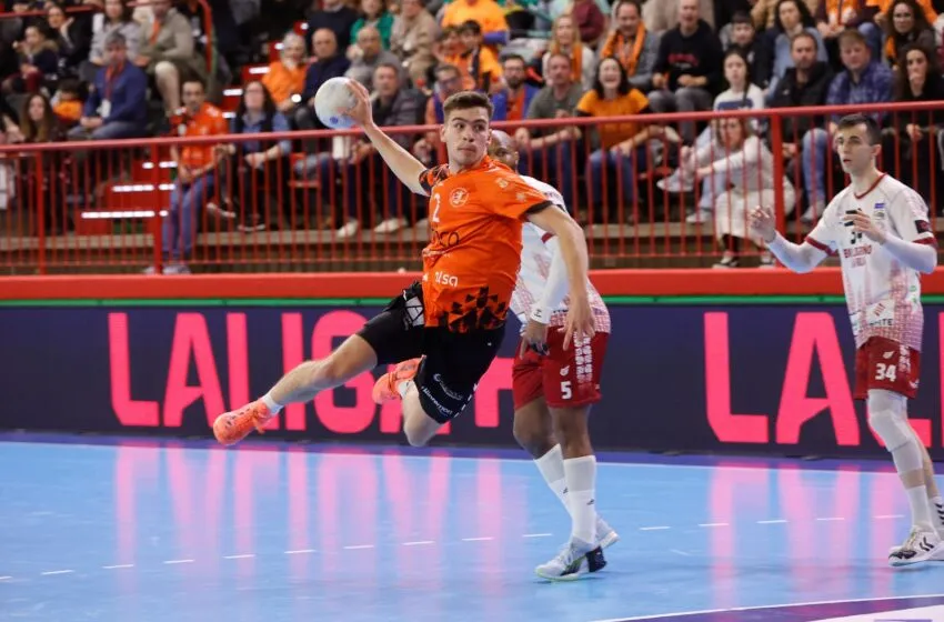 El Bathco BM Torrelavega renueva a Fer González hasta 2027 y acuerda su cesión al UD HC Eivissa