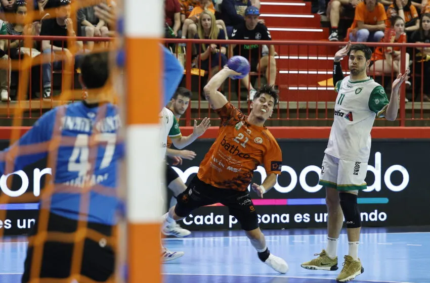 El Bathco Torrelavega se despide de su afición con un triunfo épico