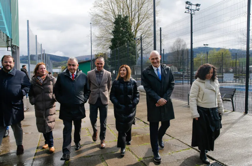 Buruaga anuncia la licitación de las obras para cubrir las pistas de tenis de Los Corrales con un presupuesto de más de un millón de euros y un plazo de ocho meses