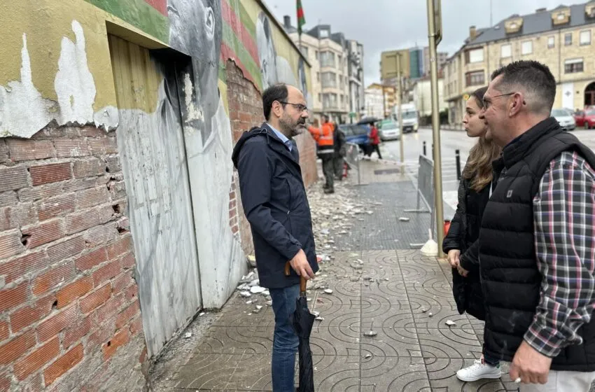  La concejalía de Obras Públicas de Torrelavega inicia la restauración del mural de la Peña Bolística con motivo de su 90 aniversario