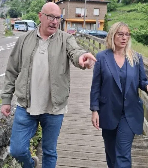  Gómez de Diego y el alcalde de Peñarrubia abordan mejoras de seguridad vial y movilidad en La Hermida