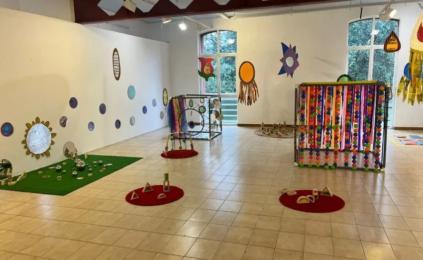 LOS MÁS PEQUEÑOS DESCUBREN LA LECTURA EN UN JUEGO SENSORIAL EN LA BIBLIOTECA MIGUEL ARTIGAS DE ASTILLERO