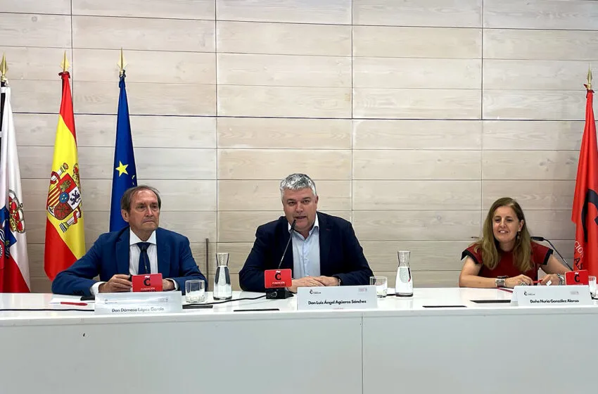 Noticias de Cantabria | El Cántabro | Agüeros clausura la graduación de la primera promoción del Aula Permanente de la Fundación Comillas