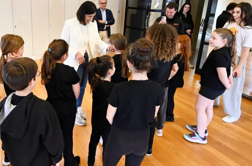 La alcaldesa visita la Escuela de Artes Escénicas JANA ubicada en la Fundación Botín