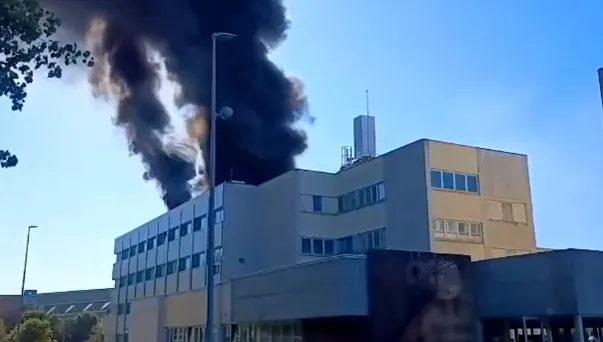  La Facultad de Ciencias permanecerá cerrada hoy viernes tras el incendio en la cubierta del edificio