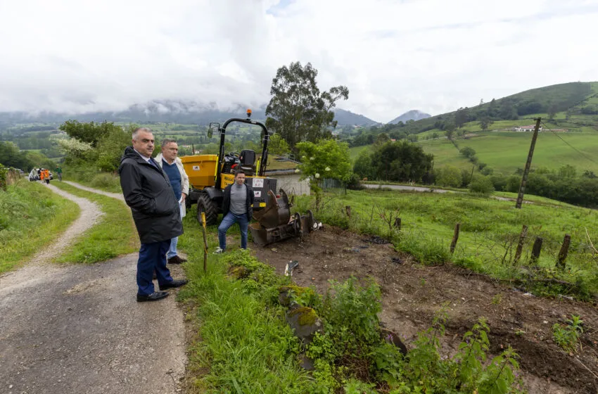 Media asiste al inicio de los trabajos del nuevo vial que mejorará la salida de vehículos desde el centro de Liérganes, con una inversión de casi 300.000 euros
