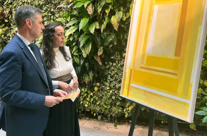  Martínez Abad visita la exposición ‘Ajuar de color’ de Débora Regalado en el centro cívico Tabacalera
