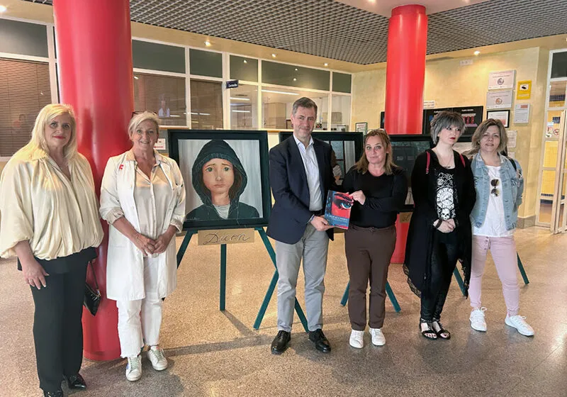 Noticias de Cantabria | El Cántabro | El consejero de Cultura asiste a la exposición 'Desde diferentes miradas' contra el acoso escolar en el hospital de Sierrallana