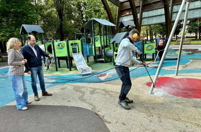 Noticias de Cantabria | El Cántabro | El Ayuntamiento inicia la campaña de limpieza de parques infantiles en el parque Manuel Barquín