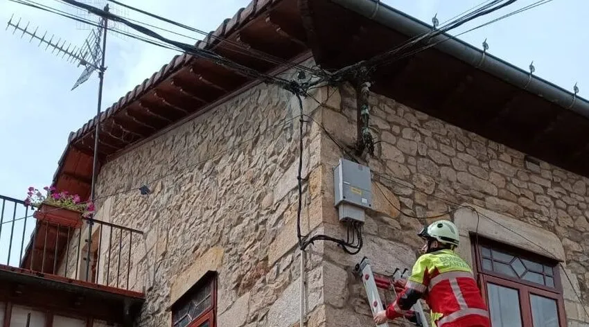 Bomberos intervienen por la caída de un cable telefónico tras el paso de un camión