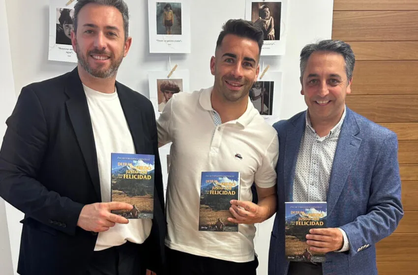 Noticias de Cantabria | El Cántabro | “Atravesar el miedo para encontrar la felicidad”: el futbolista Óscar Fernández vuelve a marcar gol con su segundo libro