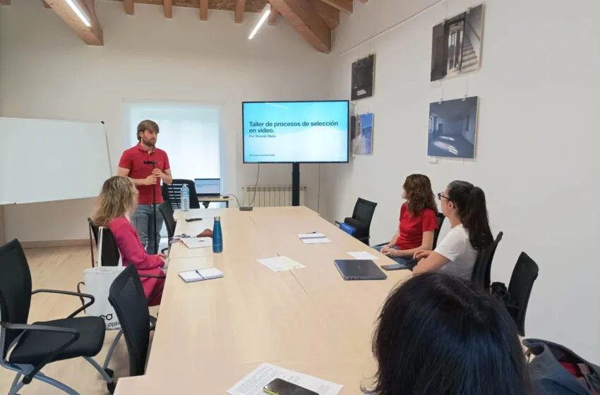 ¿Sabes venderte en un minuto? Los participantes de la Lanzadera de Empleo de Piélagos aprenden a brillar ante la cámara