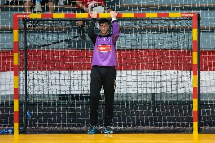 El Bathco BM Torrelavega apuesta por el futuro: ficha al joven portero cántabro Rodrigo González hasta 2027