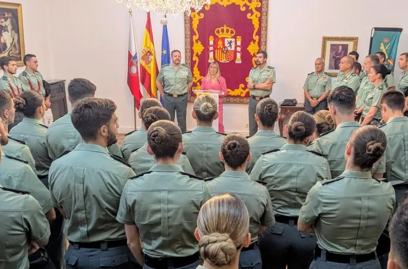 Noticias de Cantabria | El Cántabro | La delegada del Gobierno en Cantabria recibe a los futuros mandos de la Guardia Civil
