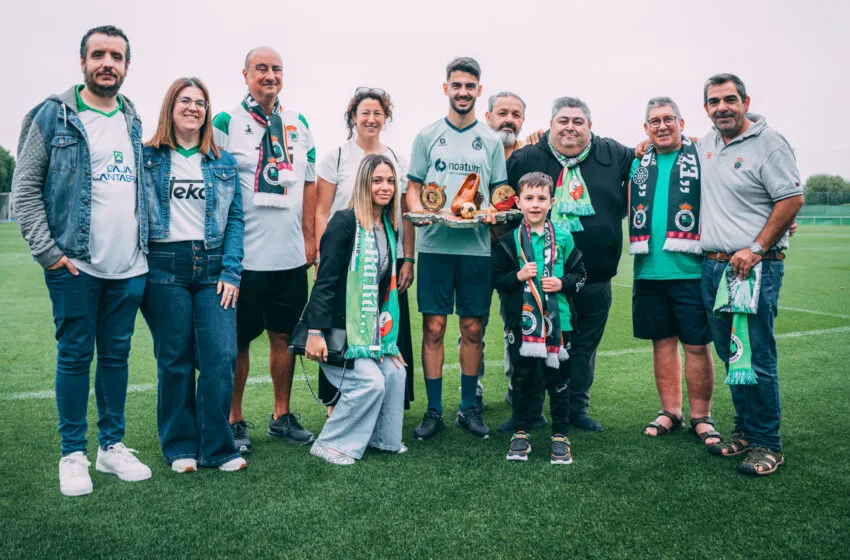 Noticias de Cantabria | El Cántabro | Andrés Martín recibe el Trofeo Óscar como máximo goleador del Racing en la temporada 2024/25