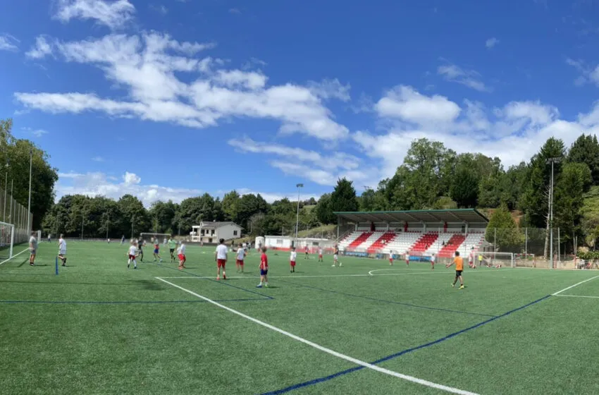 Comillas presenta su oferta de campamentos deportivos de verano con actividades de danza, fútbol, multideporte y surf