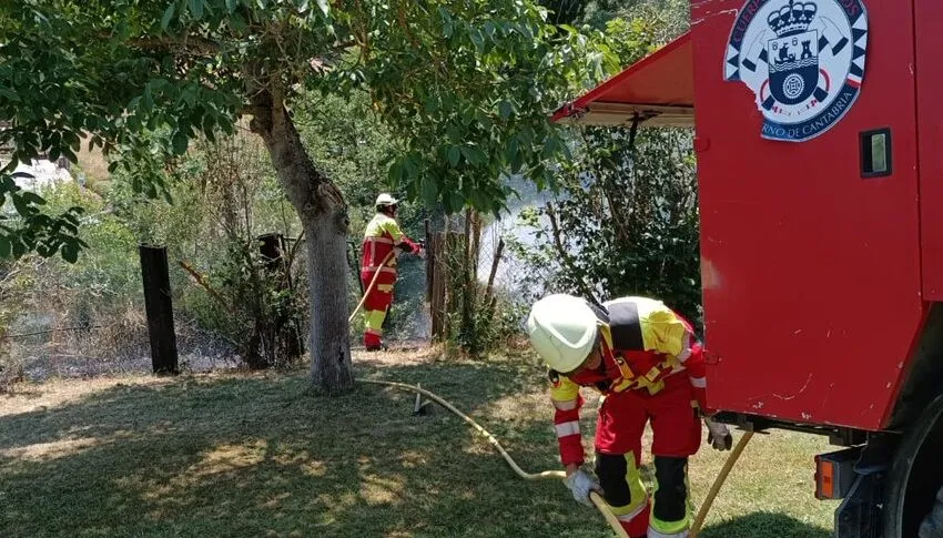 Extinguido un incendio de vegetación en Camaleño