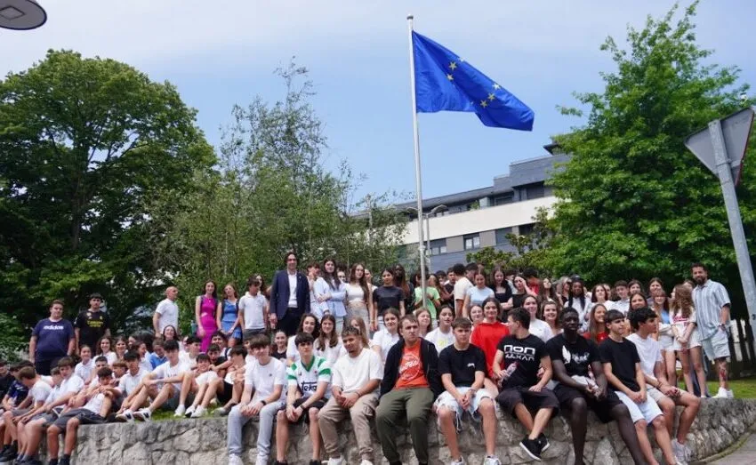  ASTILLERO INAUGURA LA NUEVA PLAZA DE EUROPA EN UNA JORNADA PARTICIPATIVA CON ALUMNOS Y VECINOS DEL MUNICIPIO