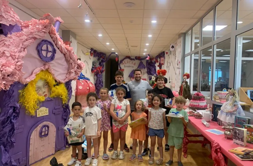 Alicia, el Gato Cheshire y la Oruga Azul, los personajes favoritos en la exposición infantil sobre “Alicia en el País de las Maravillas” en Suances