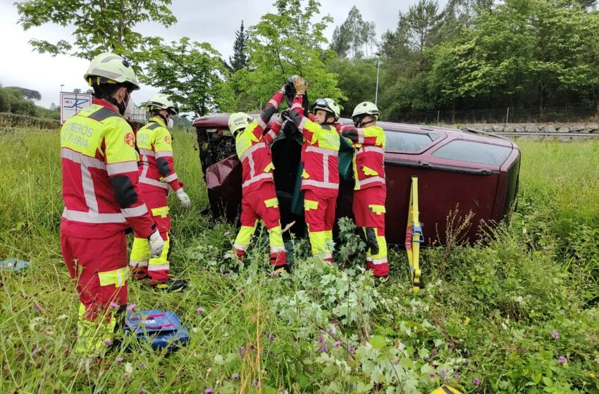 Dos heridos leves en un accidente con vuelco en la A-8 a la altura de Bárcena de Cicero