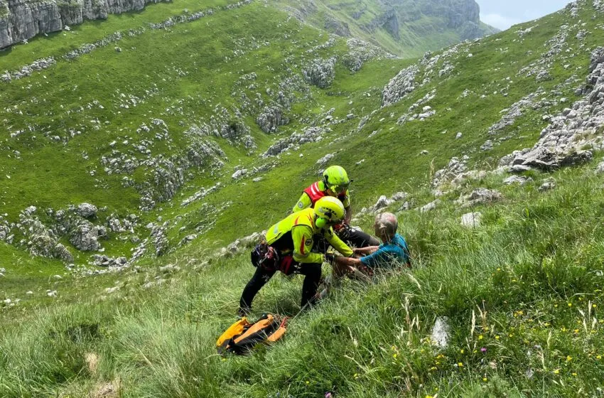  Rescatado en helicóptero un senderista de 74 años con posible fractura en la Peña de los Lobos (Miera)