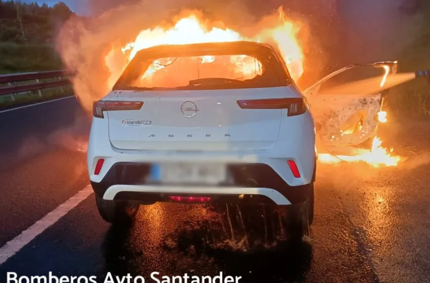 Los Bomberos de Santander extinguen un incendio de vehículo en la A-67, a la altura de Boo de Piélagos