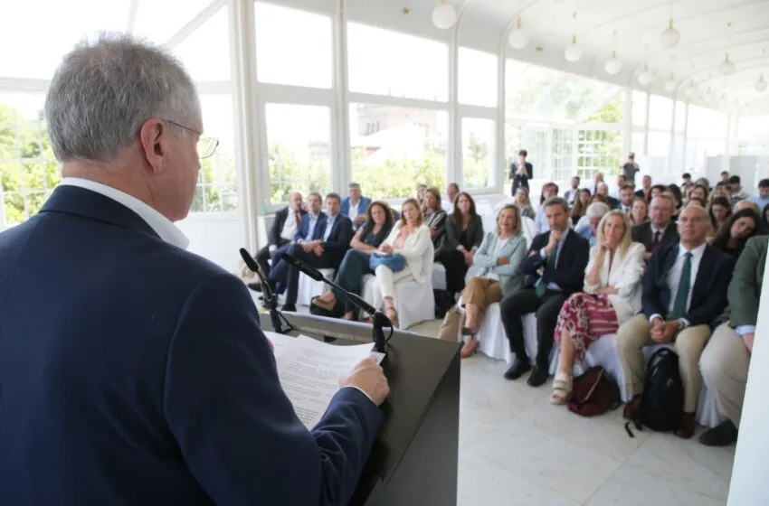 Arasti destaca la relevancia estratégica de la industria tabaquera para la economía de Cantabria