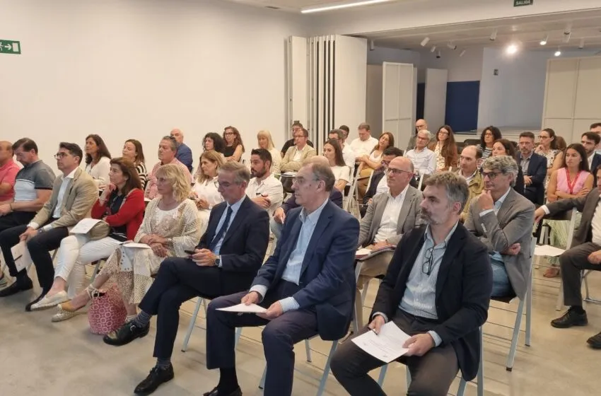 Burgos pone rumbo a Santander: empresarios visitan el puerto cántabro para integrarlo en sus cadenas logísticas