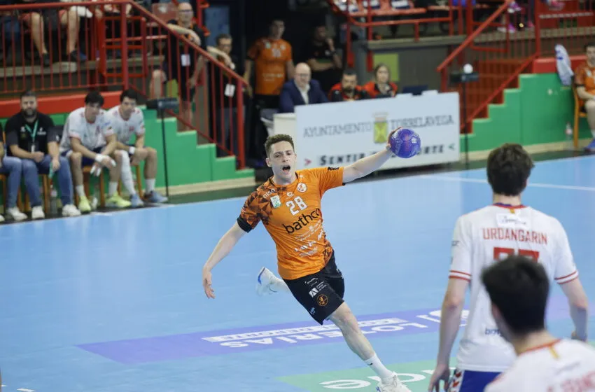  Oswaldo Maestro sigue en casa: el Escuadrón Naranja renueva a uno de sus pilares para su asalto europeo