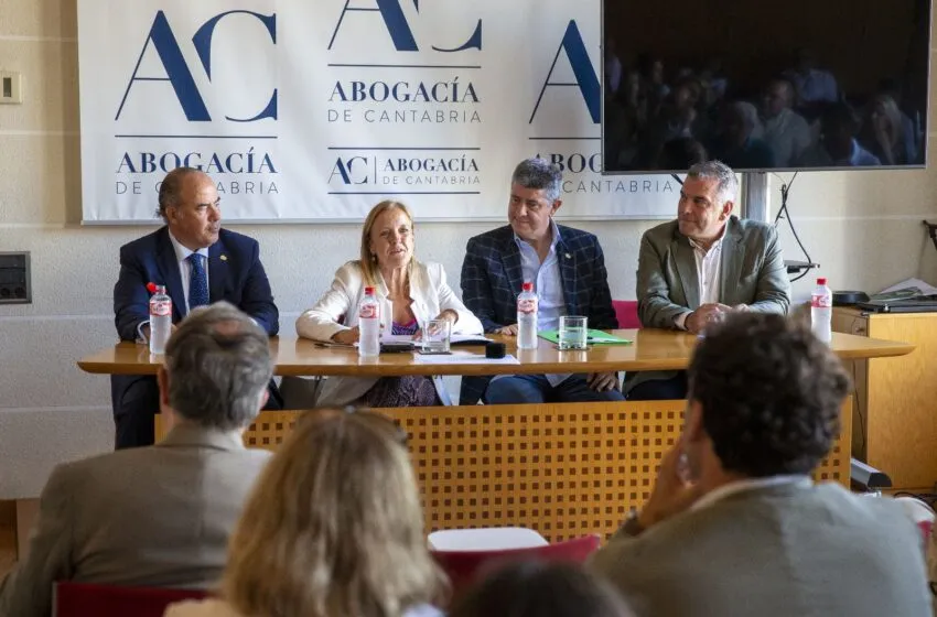 Noticias de Cantabria | El Cántabro | Isabel Urrutia recibe la Distinción de Honor del Colegio profesional de Ciencia Política y Sociología