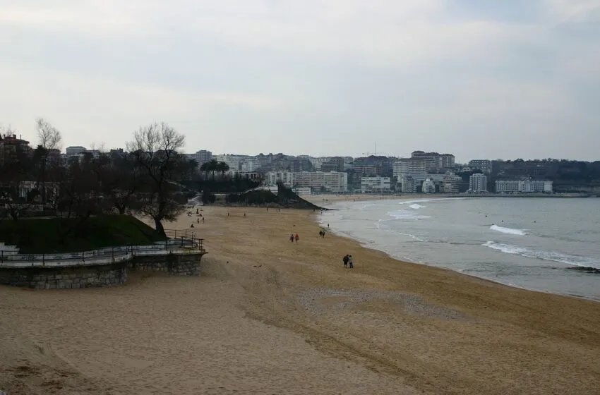 Tragedia en plena tarde en Santander: muere un hombre en la playa de La Concha pese a los intentos de reanimación