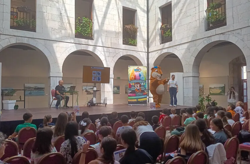  ‘Marco Topo’ llega a Comillas para que niños y familias descubran el municipio jugando