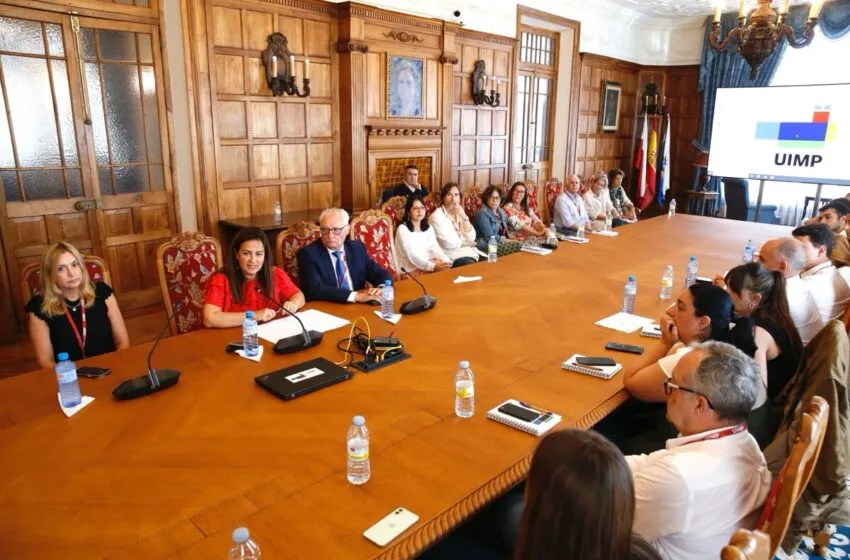 Gómez del Río destaca la aportación del programa ‘Viernes’ para hacer frente a la soledad no deseada como «una consecuencia social que avanza en silencio»