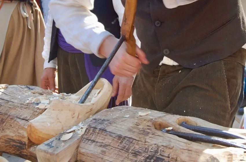Cultura inaugura en el Centro de Estudios Lebaniegos en Potes la exposición ‘Calzado primitivo. Colección Alberto Geada’