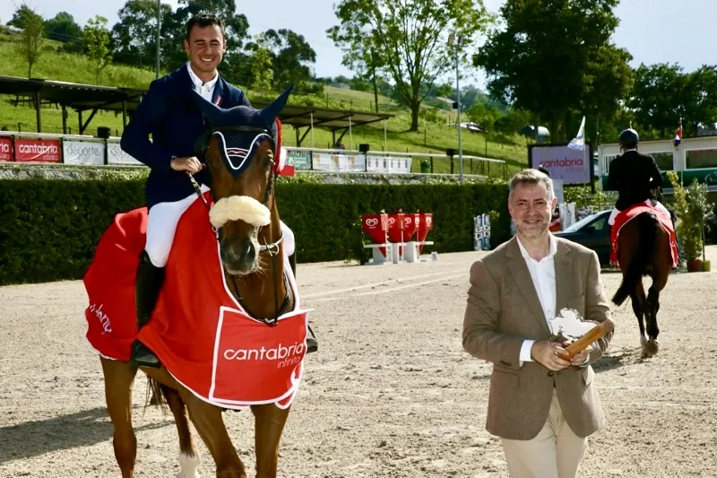 Martínez Abad hace entrega de los trofeos a los ganadores Concurso de Saltos Internacional de Heras ‘Cantabria Infinita’