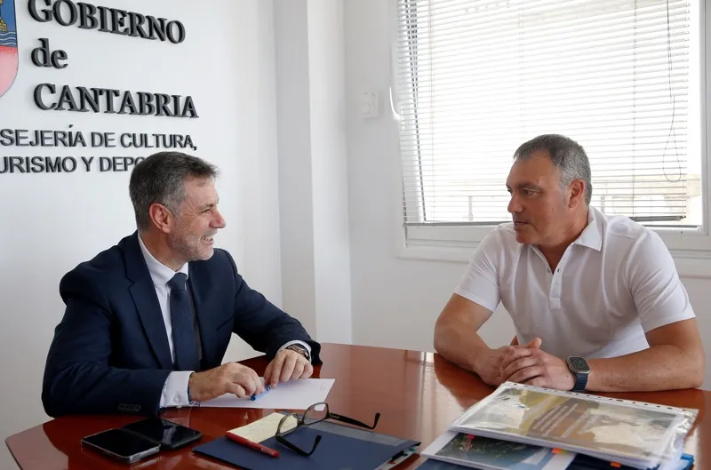 Deporte estudiará el proyecto de construcción de una pista polideportiva en Riva, Ruesga