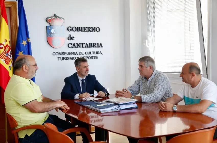 Noticias de Cantabria | El Cántabro | El alcalde de Solórzano presenta a Martínez Abad un proyecto para la ejecución de una pista de pádel