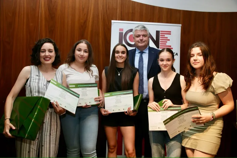 Noticias de Cantabria | El Cántabro | Luis Ángel Agüeros entrega los premios del Concurso Escolar de Trabajos Estadísticos del ICANE