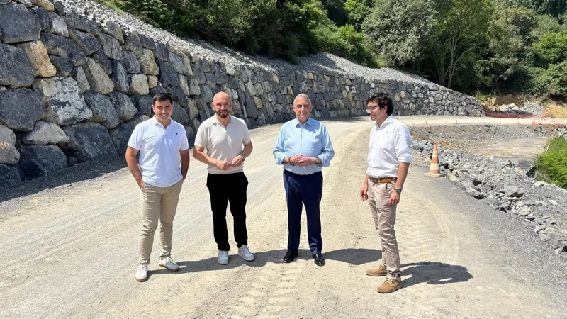 Media visita las obras de la carretera Laredo-Seña que avanzan «a muy buen ritmo»